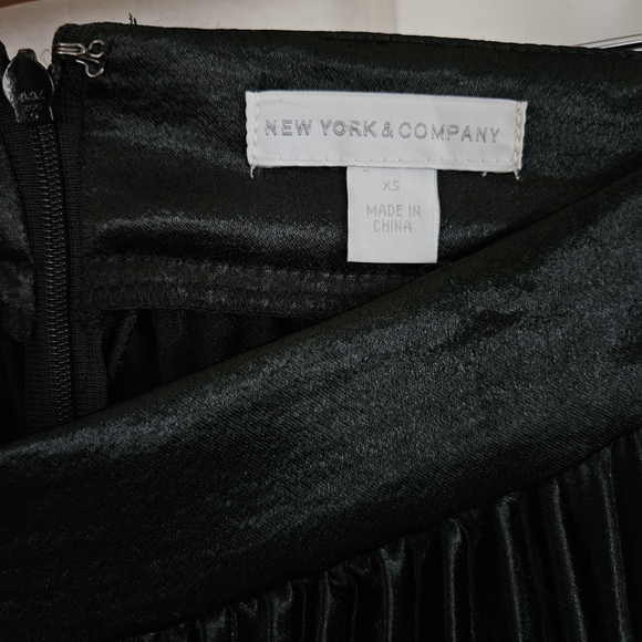 Elegant Black Pleated Skirt - Picture 3 of 9